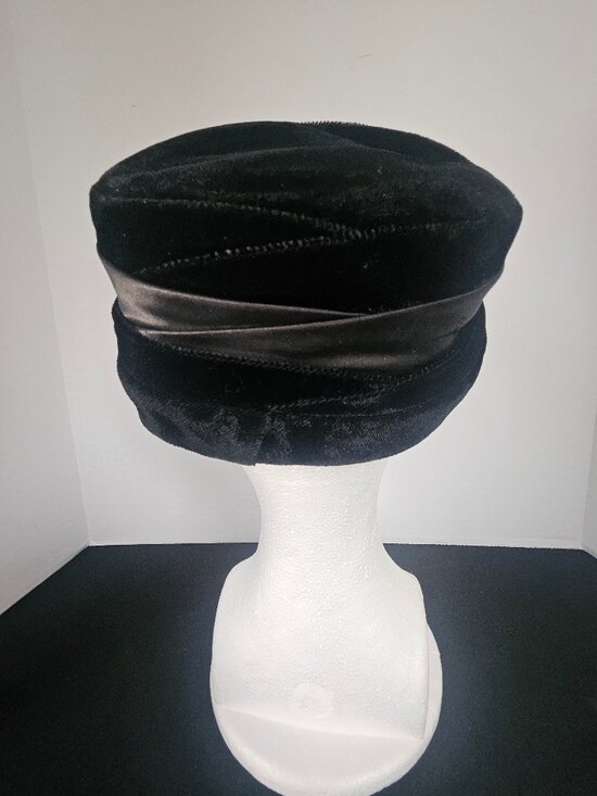 Vintage 1950s, 1960s Black Velvet Bucket Hat Satin Ribbon Gold Tone Snowflake main image 4
